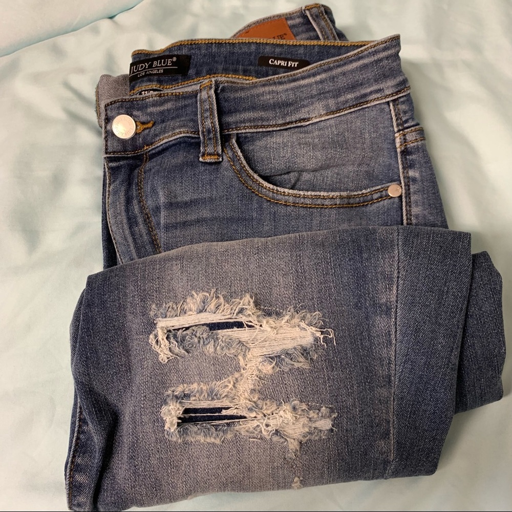 NWOT Judy Blue size 11/30 Capri fit jeans with patches